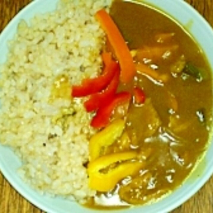 カラーピーマンで　華やかベジカレーライス♪